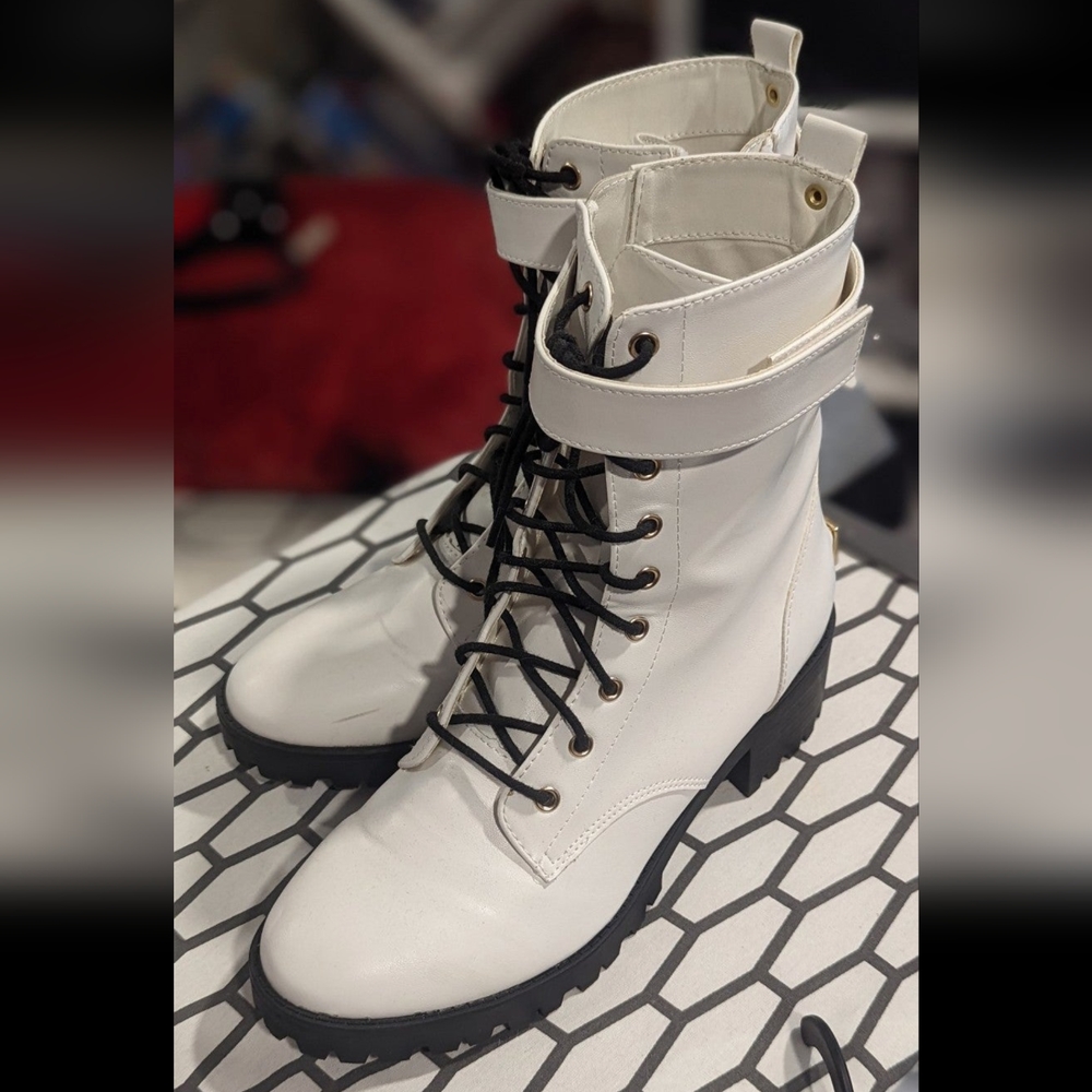 Women's Juicy Couture Oodles Combat Boot White 8.5 Like New